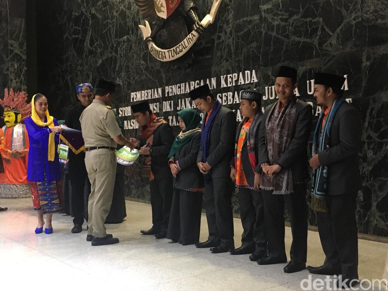 Sabet Juara Umum, Anies Serahkan Bonus Kafilah