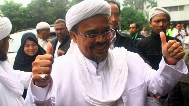 Sabet Juara Umum, Anies Serahkan Bonus Kafilah