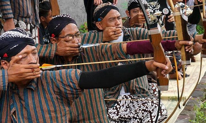 Cobain Yuk, Memanah Ala Bangsawan Sambil Duduk Bersila