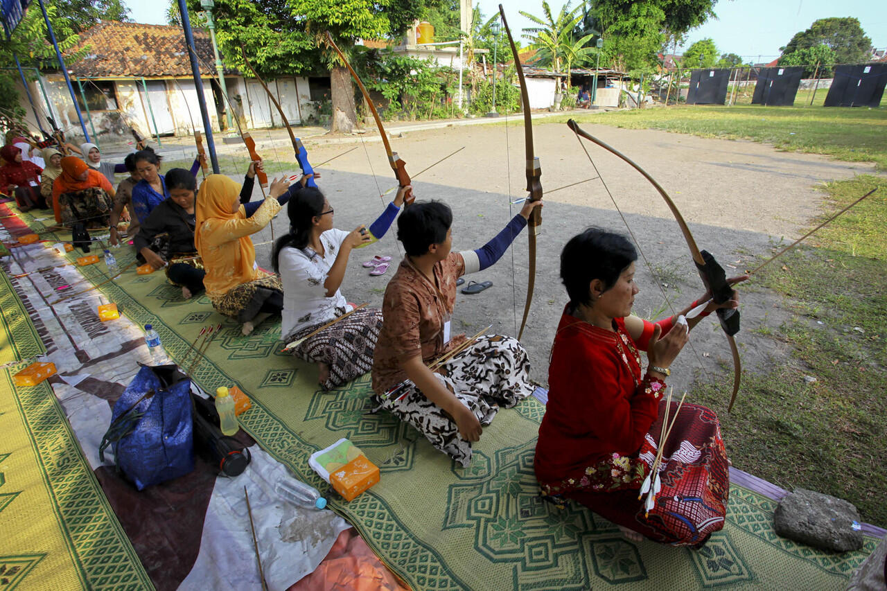 Cobain Yuk, Memanah Ala Bangsawan Sambil Duduk Bersila