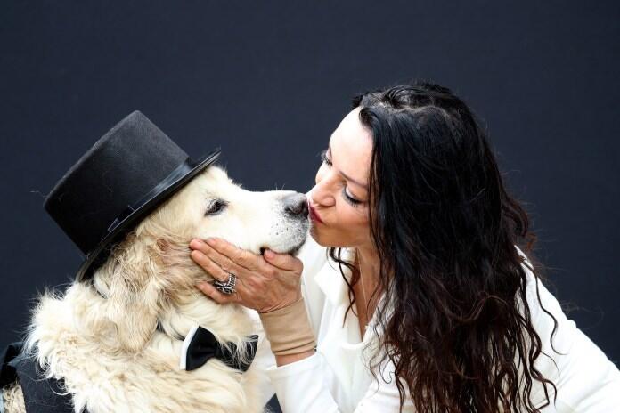 Mantan Model Ini Nikahi Anjing Setelah Gagal Dalam 220 Kencan