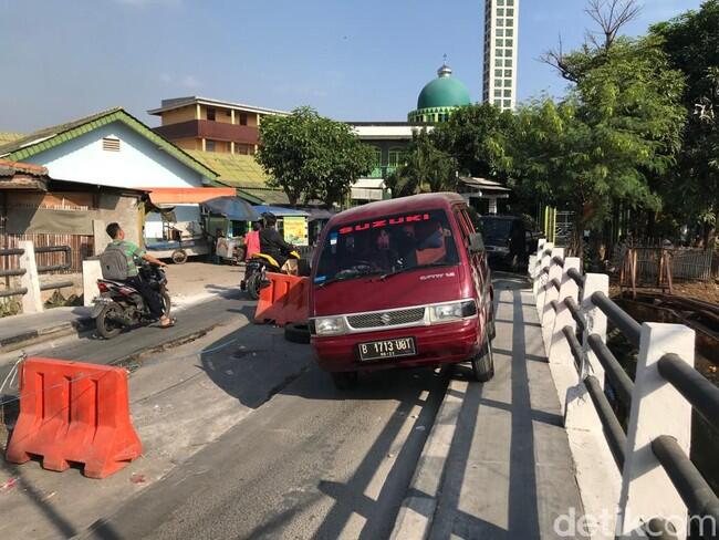 Potret Jembatan di Tegal Alur Jakbar yang Amblas Berminggu-minggu