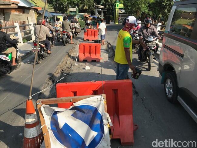 Potret Jembatan di Tegal Alur Jakbar yang Amblas Berminggu-minggu