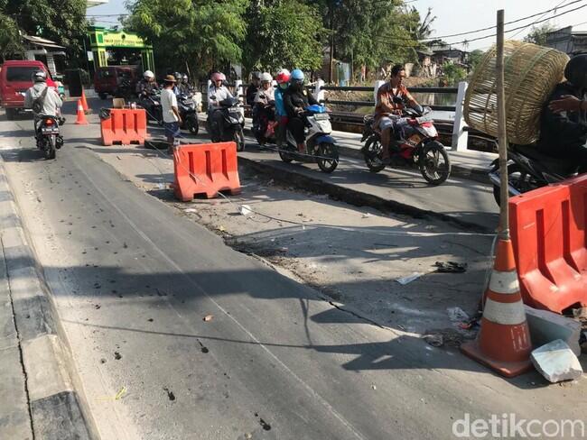 Potret Jembatan di Tegal Alur Jakbar yang Amblas Berminggu-minggu