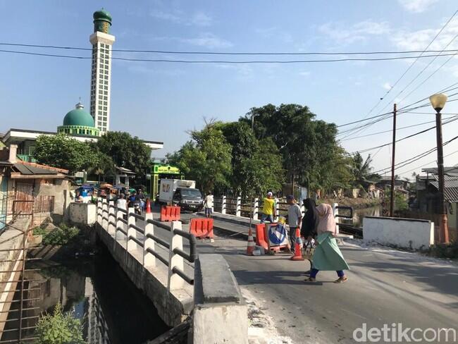 Potret Jembatan di Tegal Alur Jakbar yang Amblas Berminggu-minggu