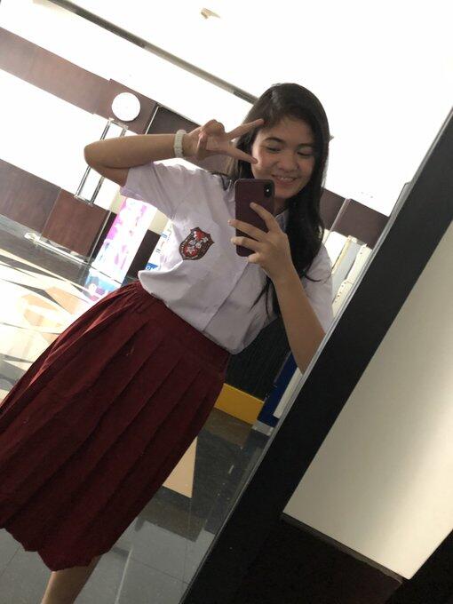 Pakai Seragam SD, Foto Gadis Cantik Ini Viral Dan Diserbu Netizen Cowok Gan