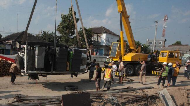 Kronologi Dua Mobil Terguling di Galian Underpass Sleman