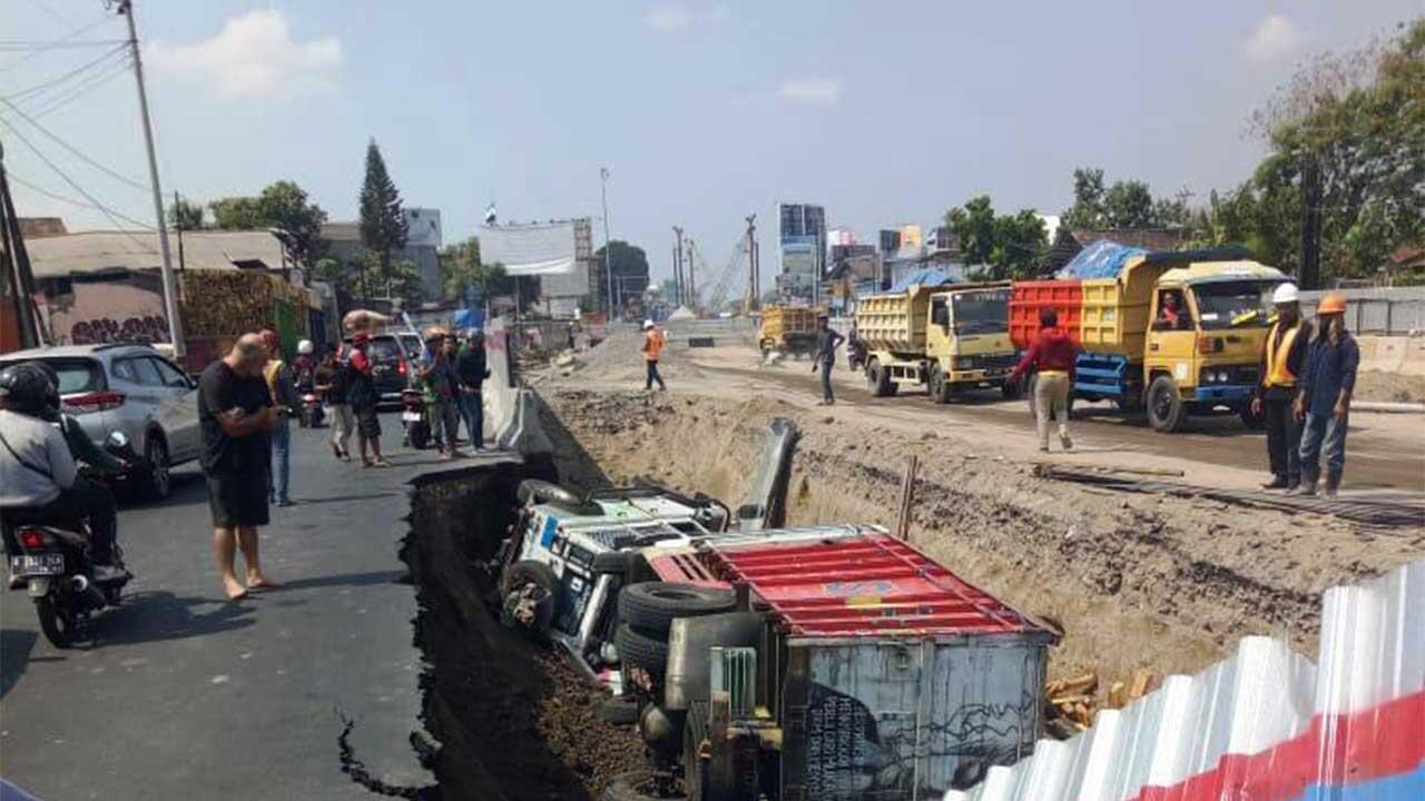 Kronologi Dua Mobil Terguling di Galian Underpass Sleman
