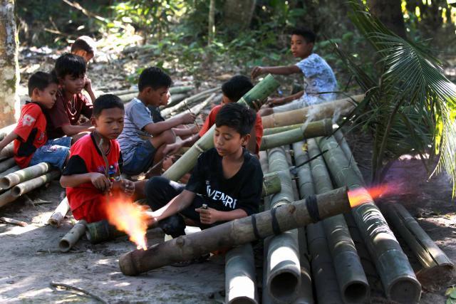 Asyiknya Mainan Jaman Dulu Yang Terbuat Dari Bambu, Penuh Kenangan Gan