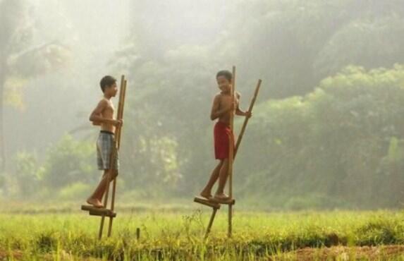 Asyiknya Mainan Jaman Dulu Yang Terbuat Dari Bambu, Penuh Kenangan Gan