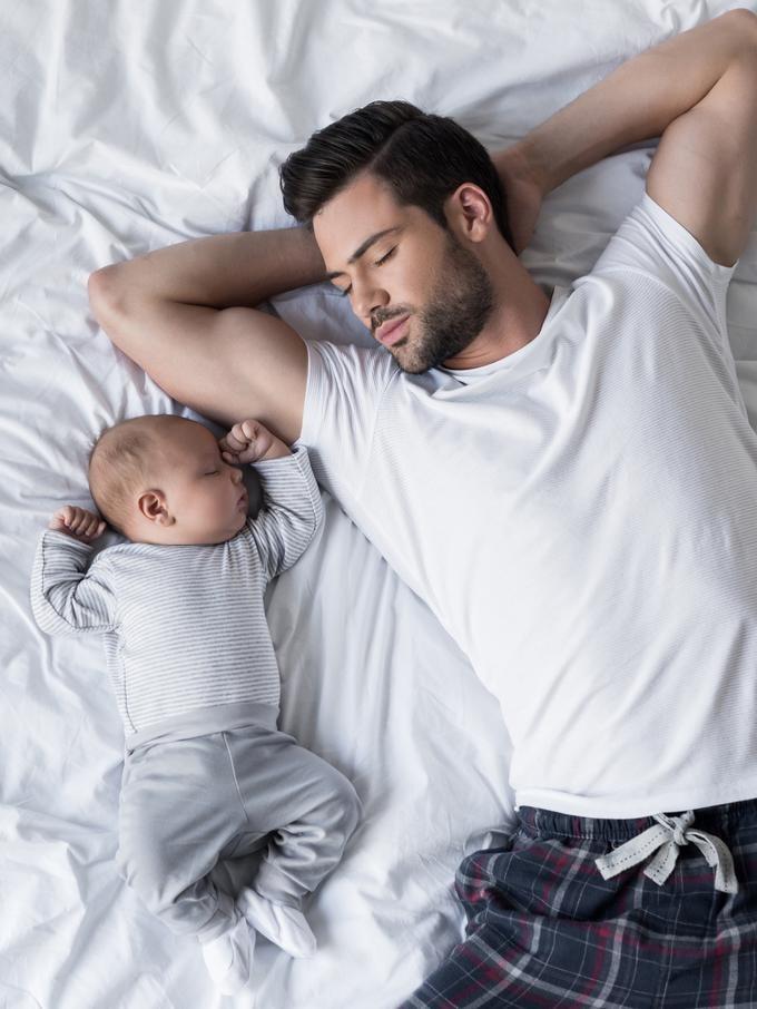 Moms! Jangan Biarkan Bayi Tidur dengan Ayahnya Ya! Hati-hati!