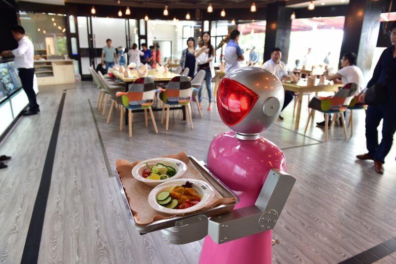 Dilayani Robot hingga Ditemani Drakula, 5 Restoran Ini Punya Konsep Nyeleneh