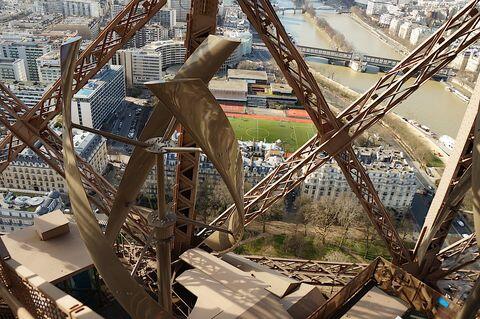 Eiffel Tower Sekarang Punya Baling-Baling di Puncaknya, Wah Indahnya