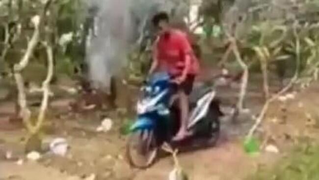 Dua Pemuda yang 'Offroad' di Kuburan Lindas 6 Makam