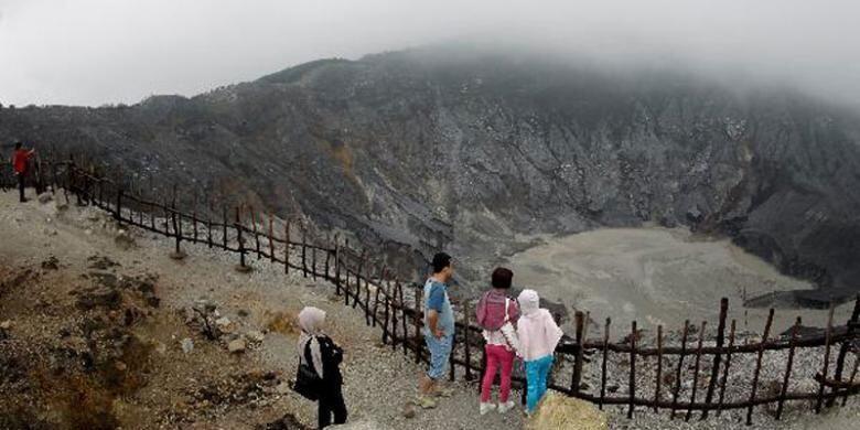 Gunung Tangkuban Parahu Erupsi, Pengunjung Dievakuasi