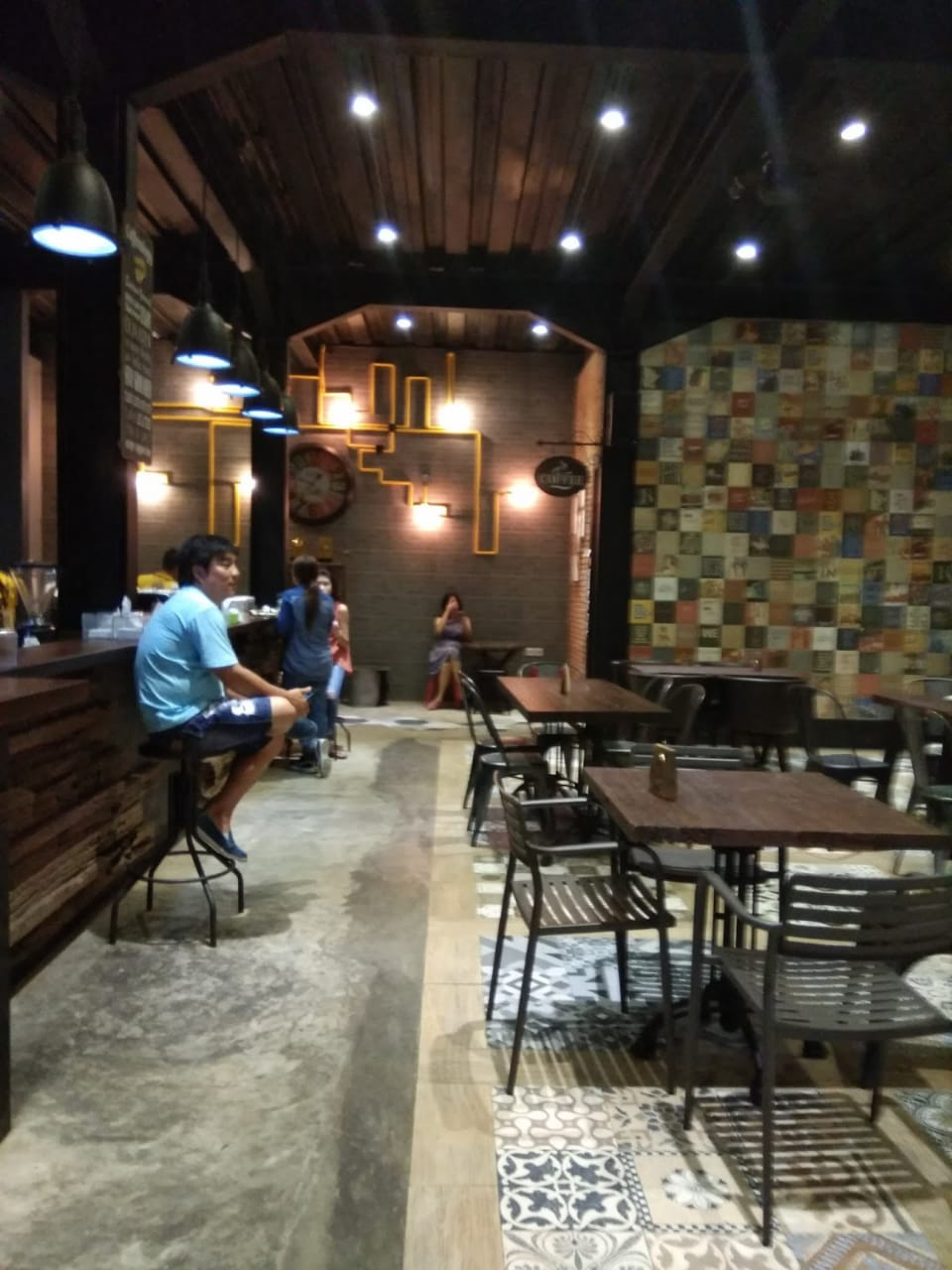 Sensasi Minum Milkshake Coklat Walau Sendirian