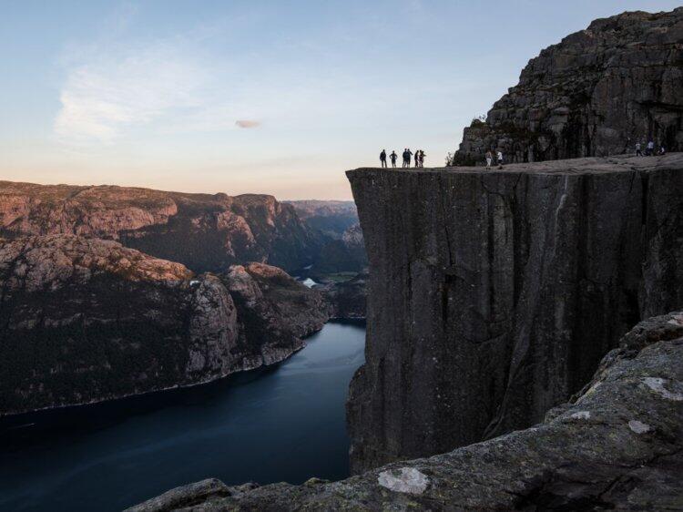 Ide Hotel dan Kolam Renang Gantung di Tebing Populer Norwegia ini Gila!