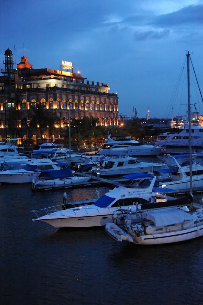 Makan dan Berlayar di Batavia Marina, Jakarta