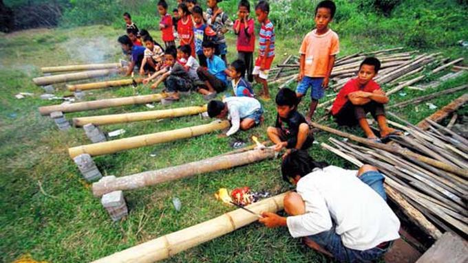 Masa kecil ? Sawah,kali,dolanan,dan rotan emak!