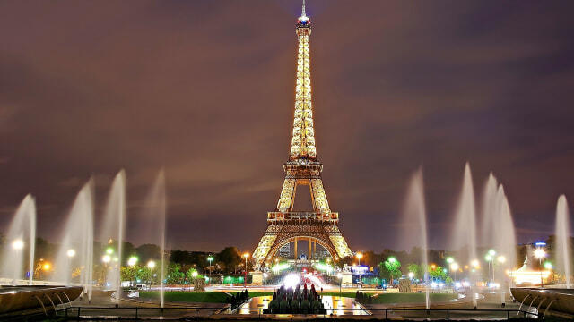 Eiffel Tower Sekarang Punya Baling-Baling di Puncaknya, Wah Indahnya