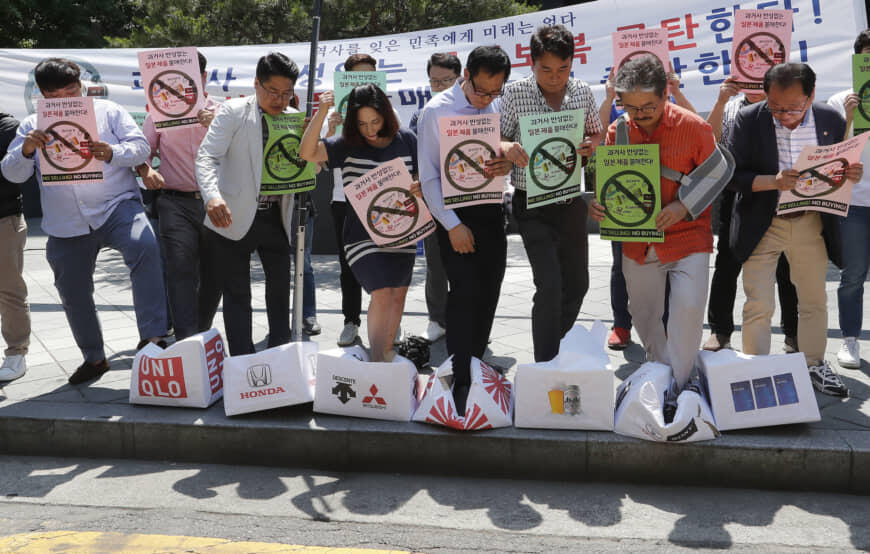 Hubungan Korea Selatan dan Jepang Memanas. Korea Selatan melakukan aksi Boikot Jepang