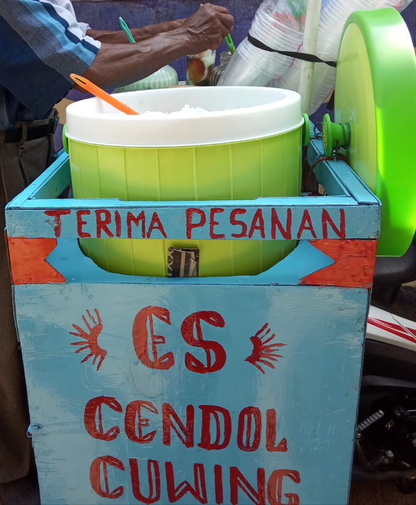 Mengenal Rujak Tumbuk dan Es Cendol Cuwing