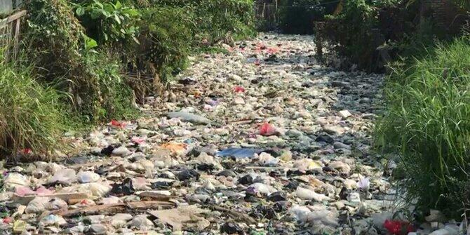 Timbunan Sampah di Kali Bahagia Bekasi Setebal 50 Cm dan Sepanjang 1 Km