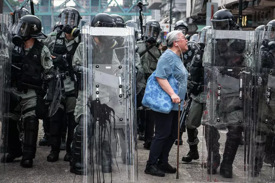 Lihat Aksi Berani Nenek Ini Hadang Demonstran dan Polisi Hongkong 