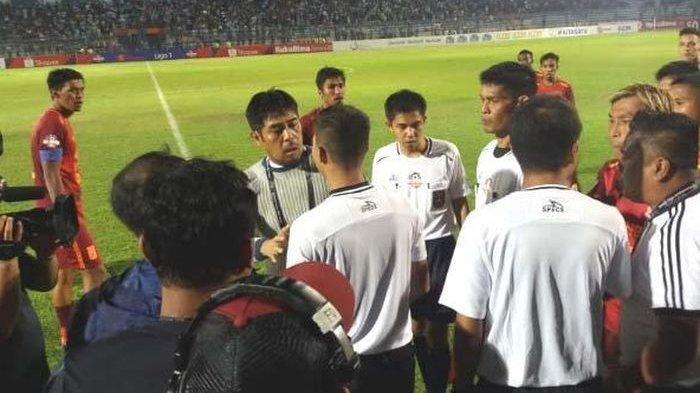 Dinilai Mafia, Wasit Persela vs Borneo Hampir Dikeroyok Suporter Usai Laga 112 Menit