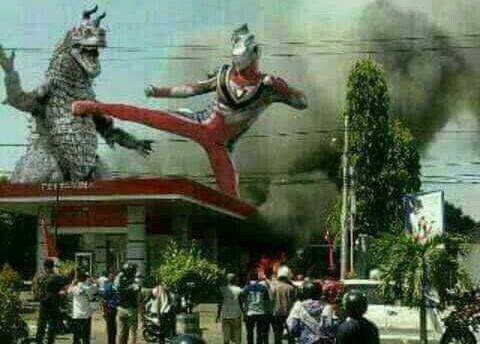 5 Editan Foto Lucu Jika Ultraman Ada Di Indonesia, Bagaimana Kelucuannya .?