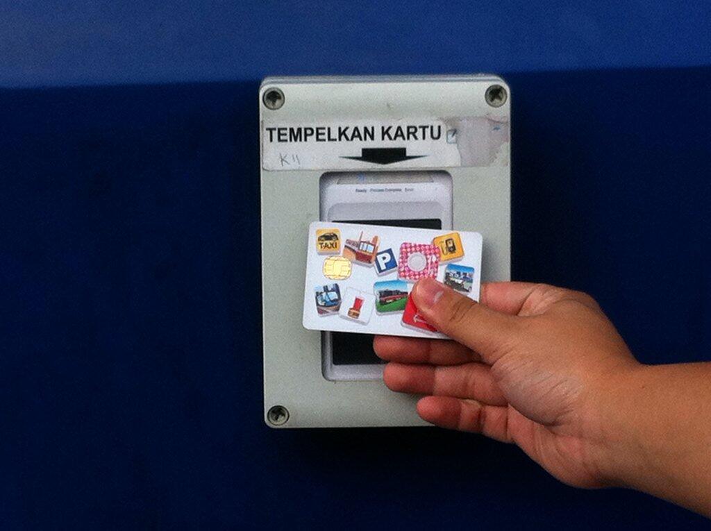 Transjakarta Tak Terima Tunai, Penumpang Wajib Punya e-Money