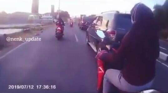 Mirisnya Wanita Ini Ketika Naik Motor Matic Langsung Belok Kiri Tanpa Melihat Spion