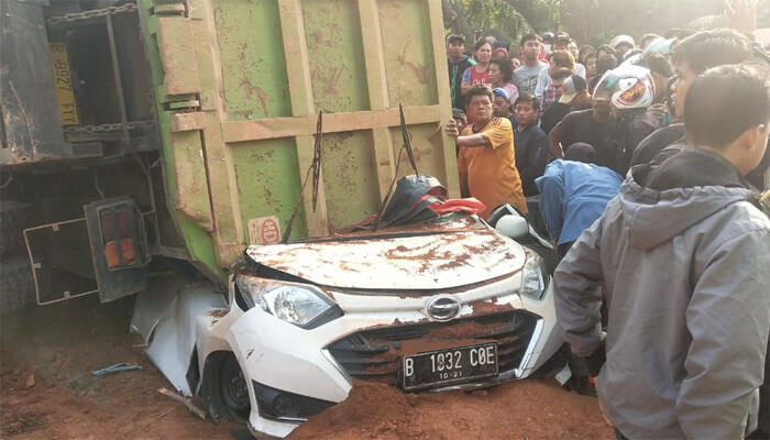 Truk Tronton Timpa Mobil Pribadi Di Tangerang, 4 Orang Tewas Di Tempat