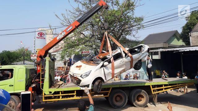 Truk Tanah Timpa Mobil Di Karawaci !! Dimana Peraturan Walikota Tanggerang ?