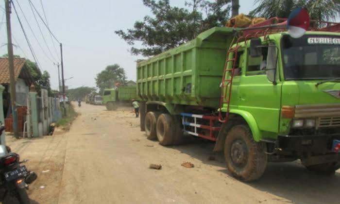 Truk Tanah Timpa Mobil Di Karawaci !! Dimana Peraturan Walikota Tanggerang ?