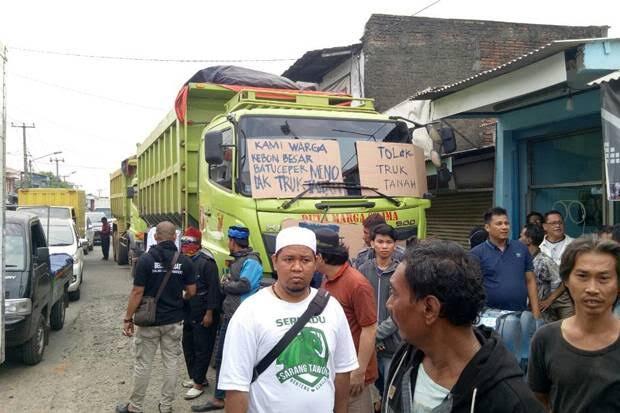 Truk Tanah Timpa Mobil Di Karawaci !! Dimana Peraturan Walikota Tanggerang ?