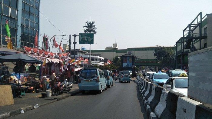 Tanah Abang Semakin Semrawut, PKL Kembali Leluasa Berdagang di Trotoar &amp;Pinggir Jalan