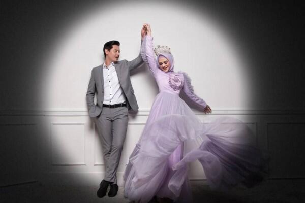Tak Hanya Adat, 7 Foto Prewedding Cut Meyriska & Roger yang Kekinian