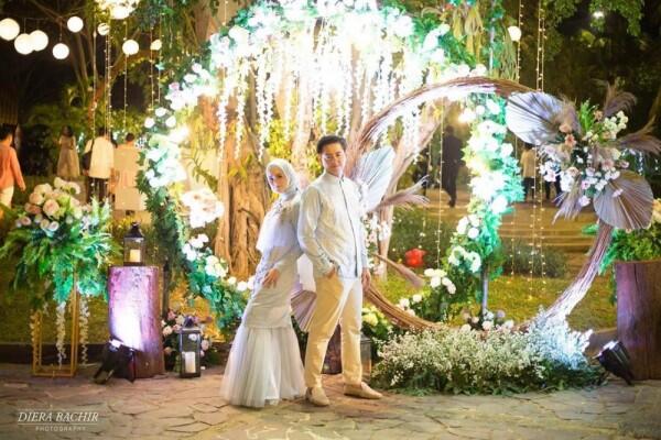 Tak Hanya Adat, 7 Foto Prewedding Cut Meyriska & Roger yang Kekinian