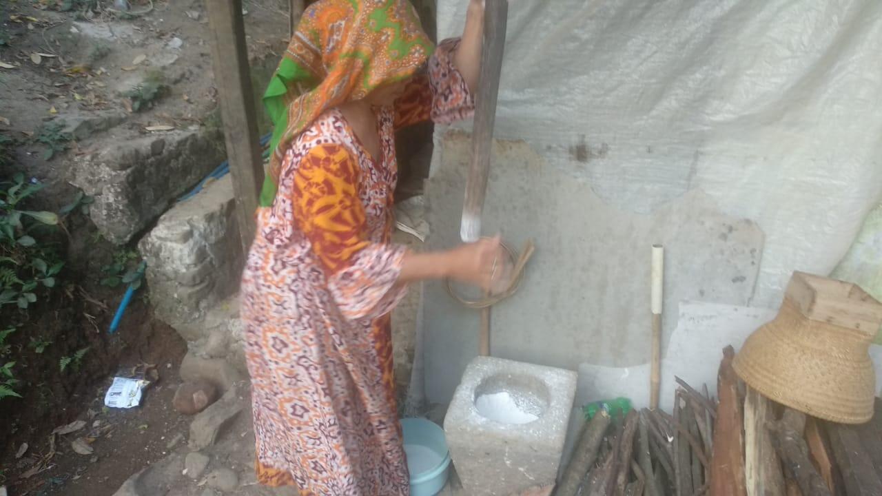 Sudah Modern, Warga Sukabumi Tetap Gunakan Alat Tradisional Untuk Membuat Tepung