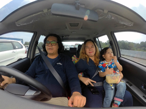 6 Kesalahan Mengendarai Mobil saat Ayah Mengantar Anaknya ke Sekolah