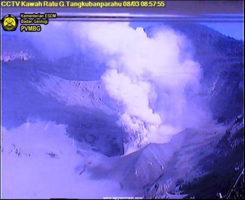 Gunung Tangkuban Parahu Kembali Erupsi Pagi Ini