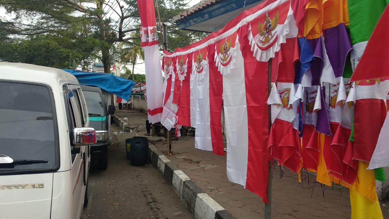 Jualan Bendera Jadi Peluang Bisnis Di Bulan Agustus