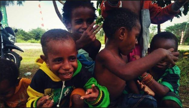 Senyum Ramah Anak Pedalaman Papua Sambut Baksos TNI