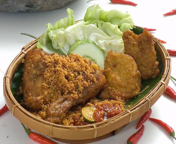 Kangen Makanan Indonesia Saat Traveling di Malaysia? Intip 12 Tempat Ini!
