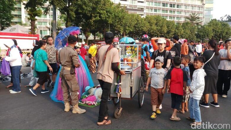 Warga Keluhkan PKL Semrawut di Area CFD