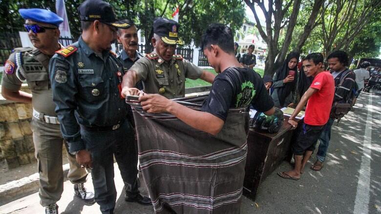 Aceh Tertibkan Perempuan Duduk Ngangkang di Atas Motor