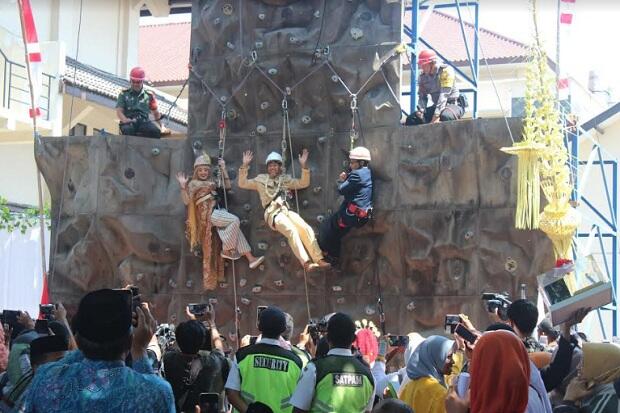 Unik, 17 Pasangan Nikah Massal di Wall Climbing dengan Mahar Bendera Merah Putih