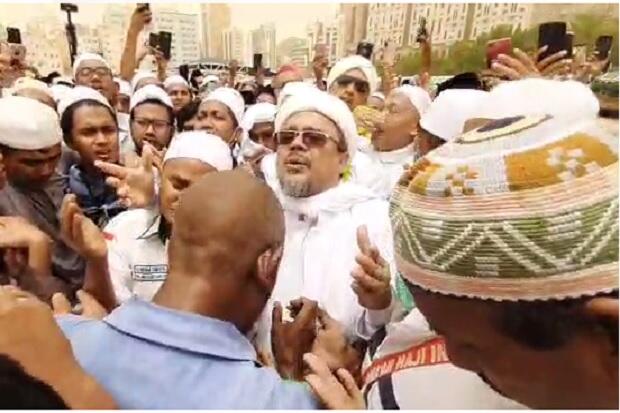 Habib Rizieq Takziah Sekaligus Pimpin Doa Usai Pemakaman Mbah Moen