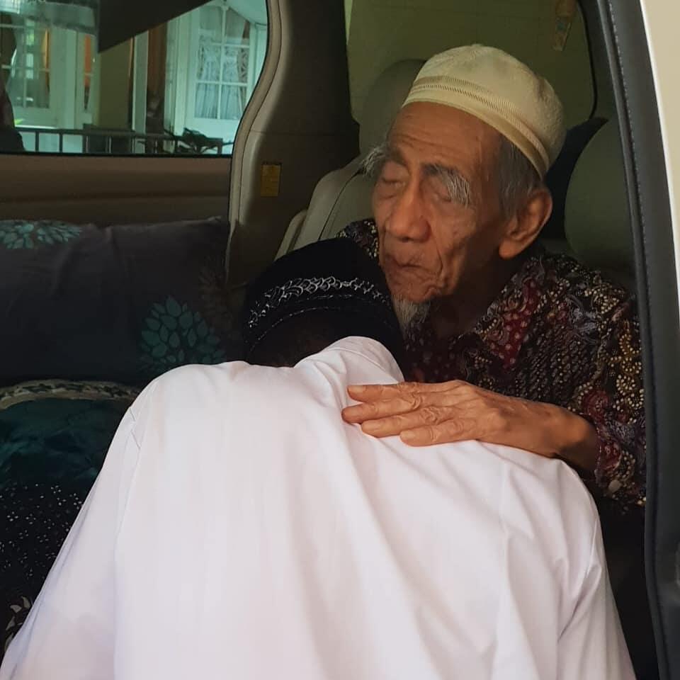 Ulama Karismatik Mbah Moen Meninggal Dunia, Netizen Berduka